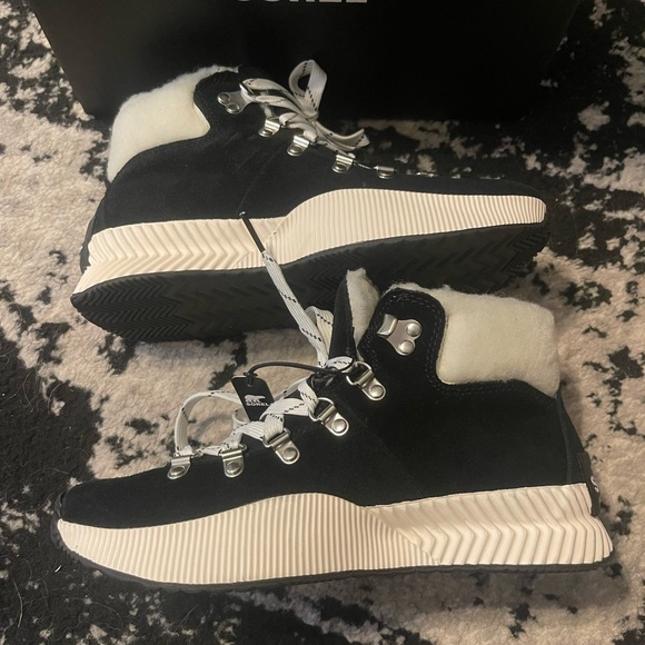 NEW Sorel waterproof boots - Picture 2 of 6